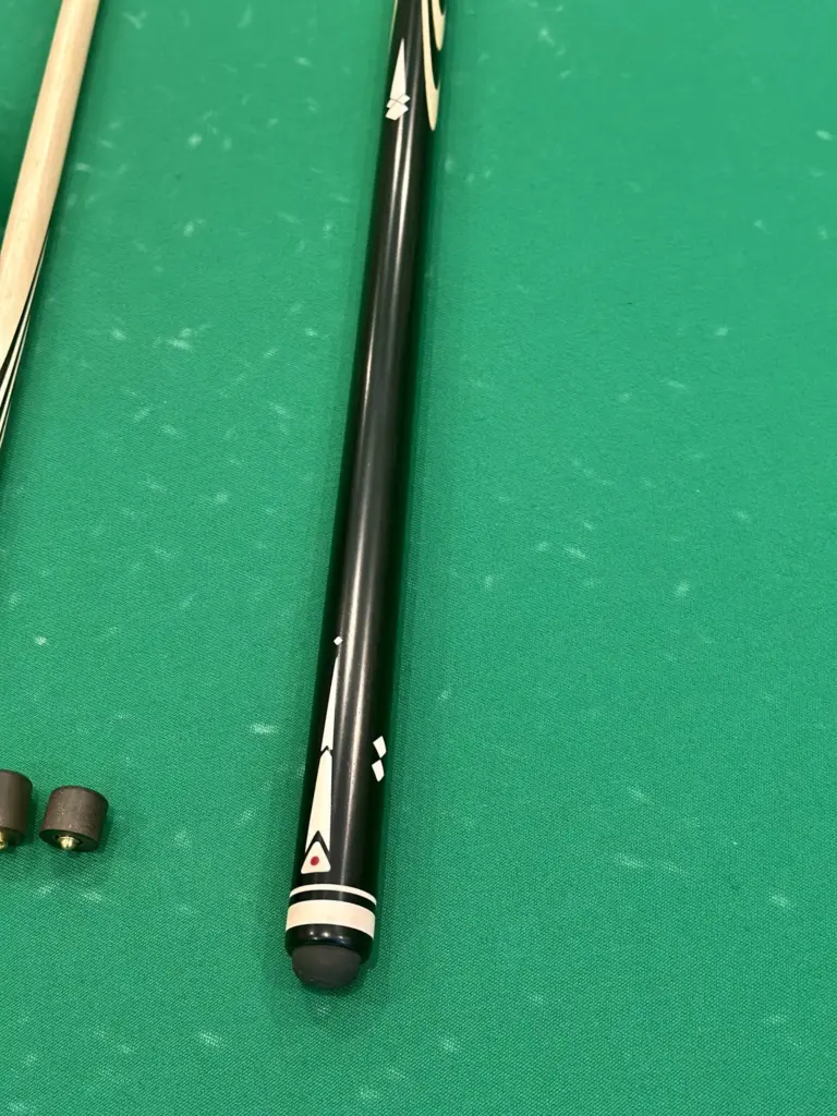 bilyardnyj-kij-10-zapilov-eben-inkrustacziya-5-scaled