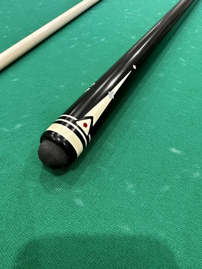 bilyardnyj-kij-10-zapilov-eben-inkrustacziya-s-vstavkami-perlamutr-4-scaled