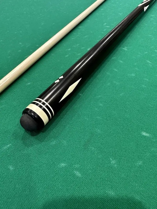 bilyardnyj-kij-10-zapilov-eben-inkrustacziya-s-vstavkami-perlamutr-5-scaled