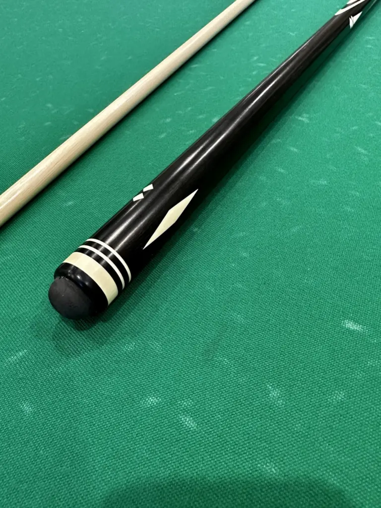 bilyardnyj-kij-10-zapilov-eben-inkrustacziya-s-vstavkami-perlamutr-5-scaled