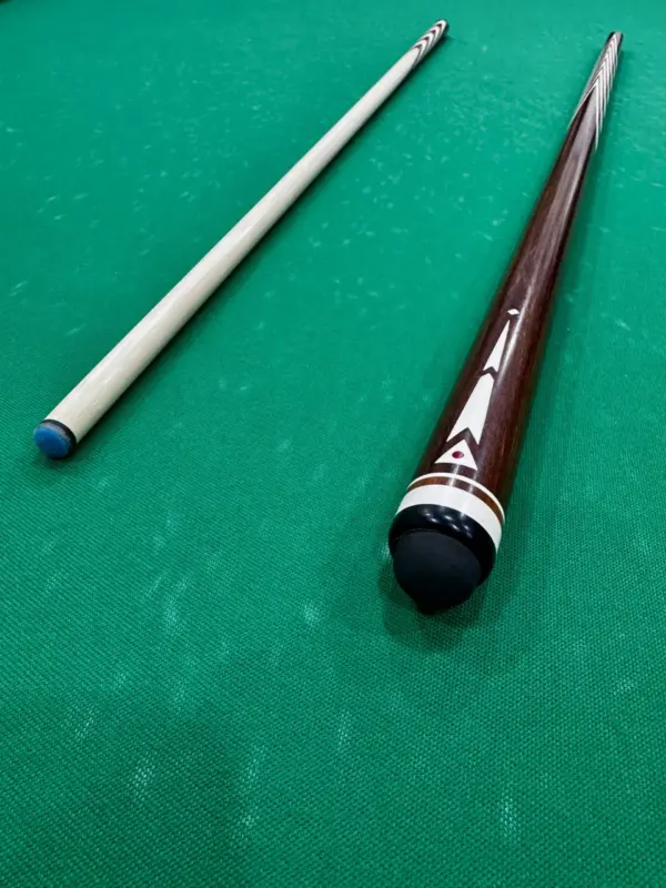 bilyardnyj-kij-10-zapilov-yara-amarant-treugolnik-1-scaled