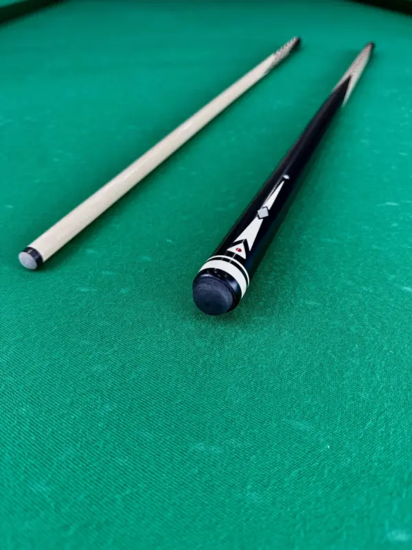 bilyardnyj-kij-16-zapilov-chernyj-grab-inkrustacziya-perlamutr-3-scaled