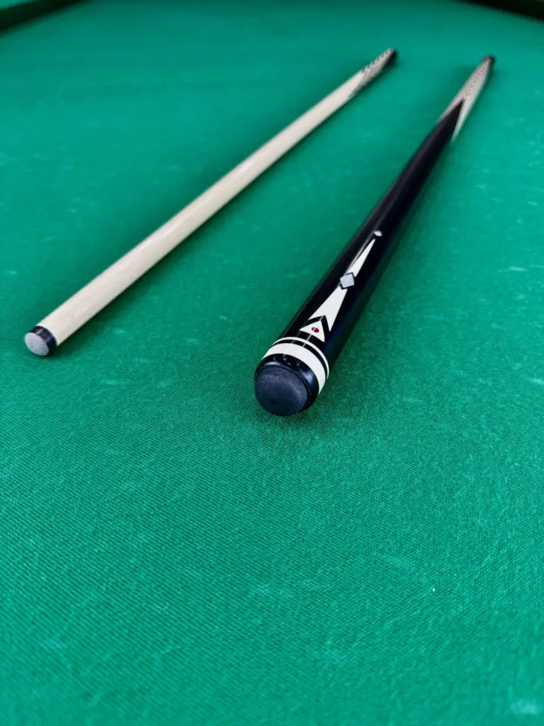 bilyardnyj-kij-16-zapilov-chernyj-grab-inkrustacziya-perlamutr-3-scaled