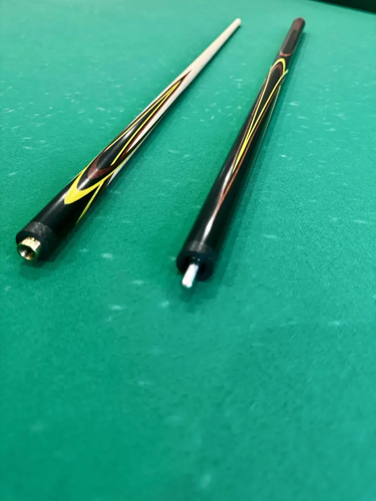 bilyardnyj-kij-czvetokpopugaj-chernyj-zheltyj-krasnyj-grab-4-luchevoj-napryazhennyj-as-2-scaled