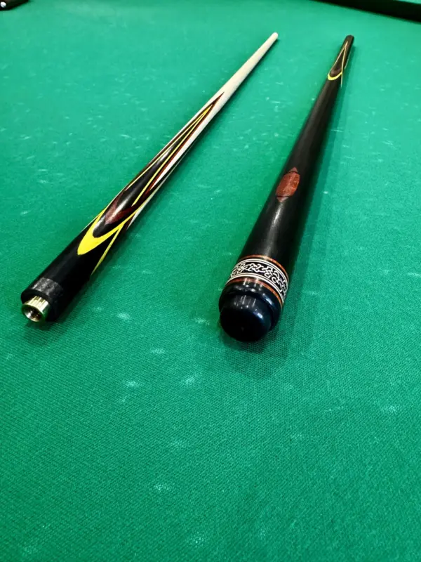 bilyardnyj-kij-czvetokpopugaj-chernyj-zheltyj-krasnyj-grab-4-luchevoj-napryazhennyj-as-3-scaled