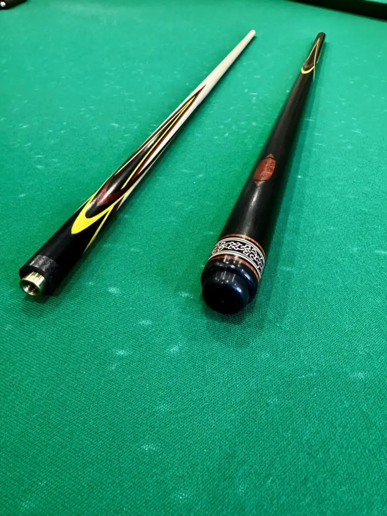 bilyardnyj-kij-czvetokpopugaj-chernyj-zheltyj-krasnyj-grab-4-luchevoj-napryazhennyj-as-3-scaled