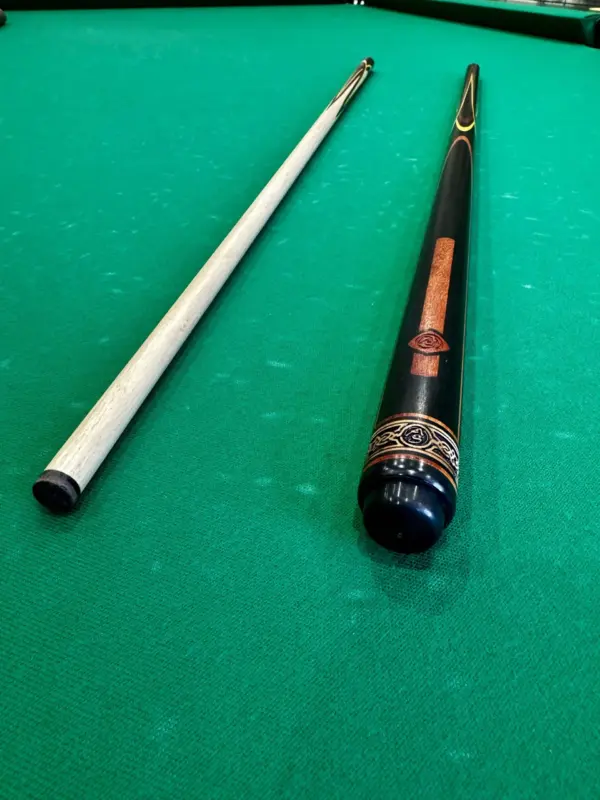 bilyardnyj-kij-czvetokpopugaj-chernyj-zheltyj-krasnyj-grab-4-luchevoj-napryazhennyj-as-5-scaled