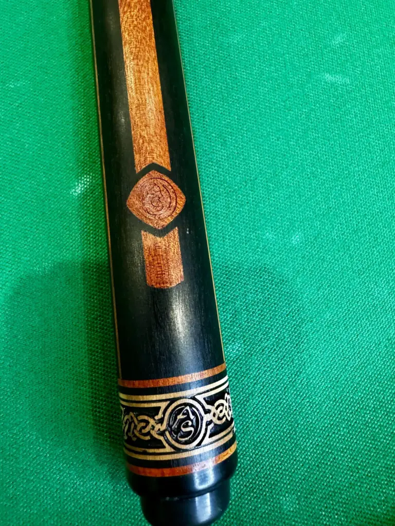 bilyardnyj-kij-czvetokpopugaj-chernyj-zheltyj-krasnyj-grab-4-luchevoj-napryazhennyj-as-6-scaled