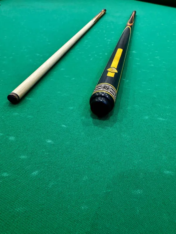 bilyardnyj-kij-czvetokpopugaj-chernyj-zheltyj-krasnyj-grab-venge-4-luchevoj-napryazhennyj-as-4-scaled