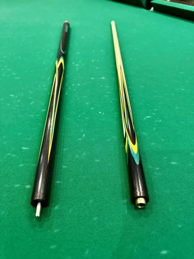 bilyardnyj-kij-czvetokpopugaj-chernyj-zheltyj-zelenyj-grab-venge-4-luchevoj-napryazhennyj-as-1-scaled