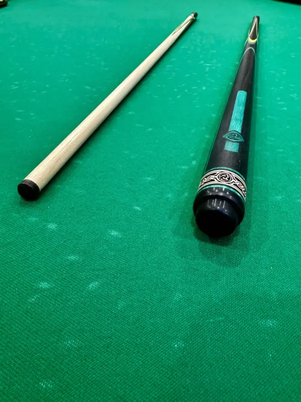 bilyardnyj-kij-czvetokpopugaj-chernyj-zheltyj-zelenyj-grab-venge-4-luchevoj-napryazhennyj-as-4-scaled