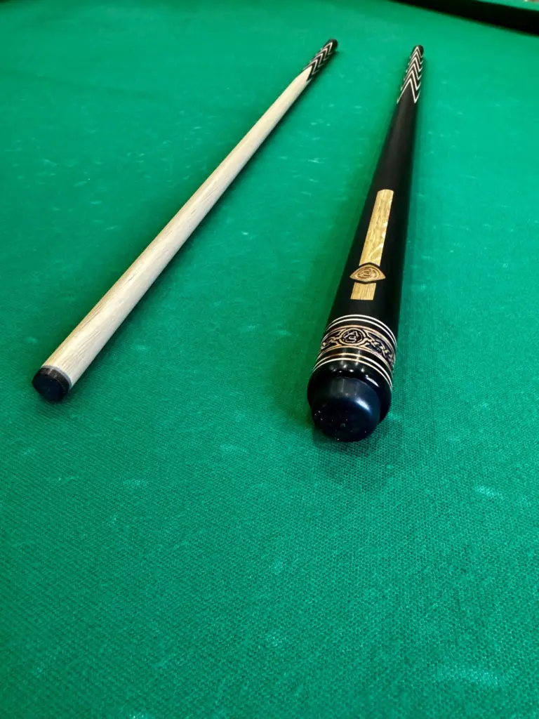 bilyardnyj-kij-korona-chetyreh-perevaya-chernyj-grab-1-scaled
