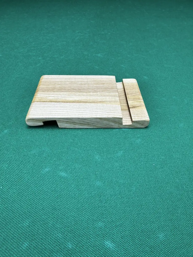 derevyannaya-podstavka-dlya-mobilnogo-telefona-4-scaled