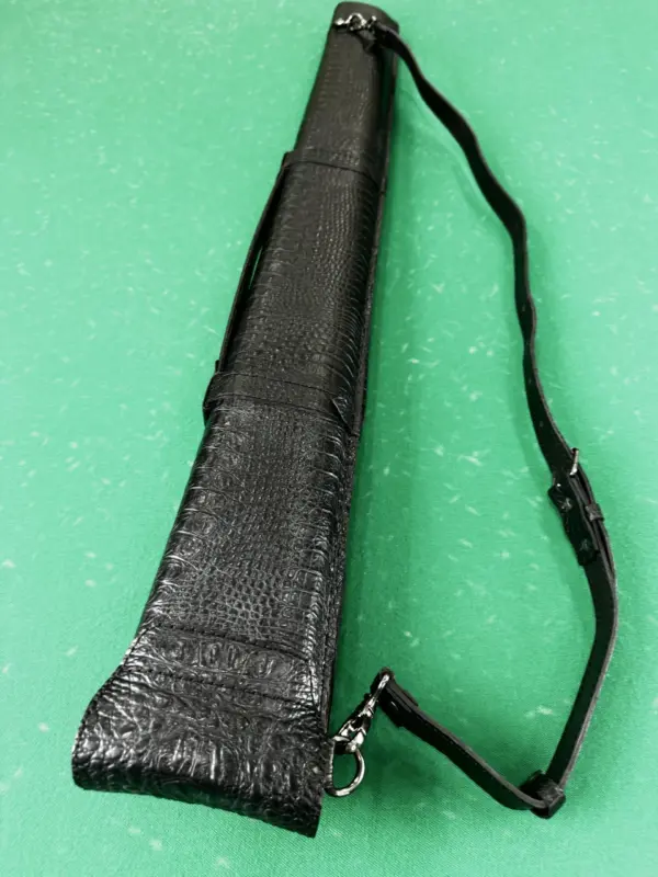 kolchan-dlya-bilyardnogo-kiya-klassik-chernyj-kozhanyj-krokodil-3-scaled