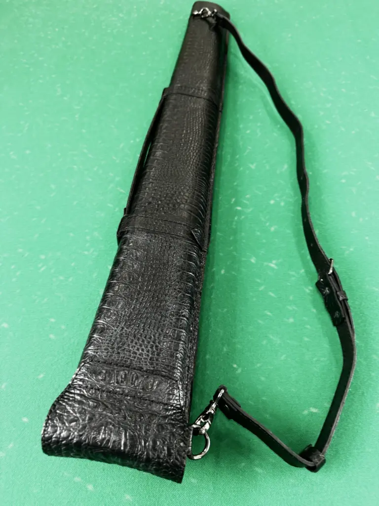 kolchan-dlya-bilyardnogo-kiya-klassik-chernyj-kozhanyj-krokodil-3-scaled